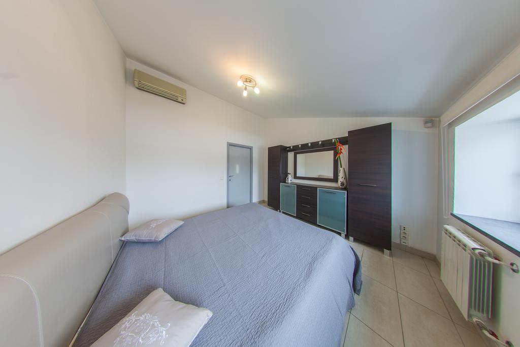 Mansard Apartment Antonovicha 4 Kyiv Exterior photo