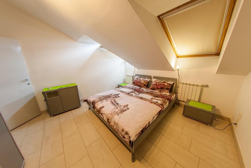 Mansard Apartment Antonovicha 4 Kyiv Exterior photo